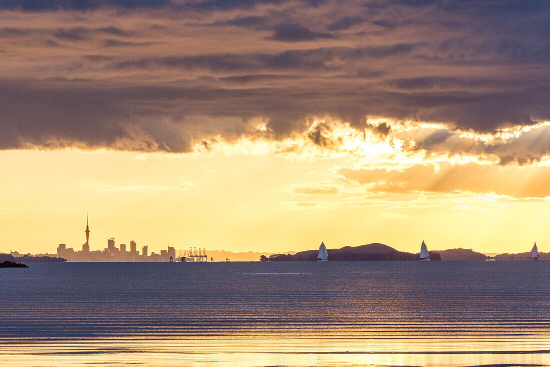 Auckland Skyline von Waiheke Island gesehen, Sonnenuntergang, dramatischer Himmel, Hauraki Gulf, Scherenschnitt, Nordinsel, Neuseeland
