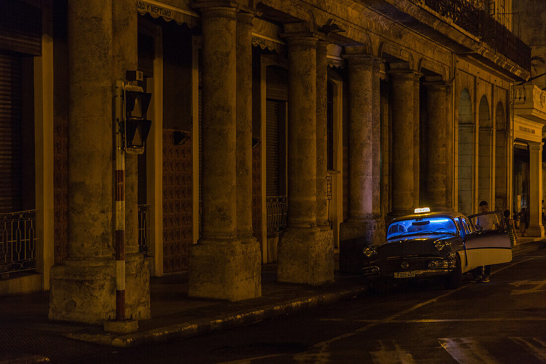 Wartendes Taxi auf der Strasse Del Prado, La Havana Vieja, Havana, Kuba
