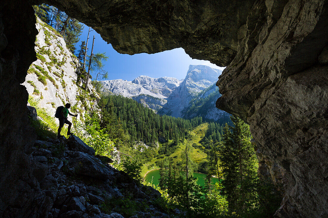 Grünsee und Wanderer aus Grotte fotografiert, Nationalpark Berchtesgaden, Berchtesgadener Land, Bayern, Deutschland, Europa