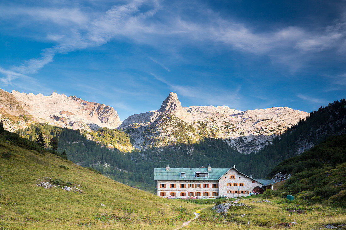 Kärlingerhaus, Alpine hut in Berchtesgaden, National Park, Berchtesgadener Land, Bavaria, Germany, Europe