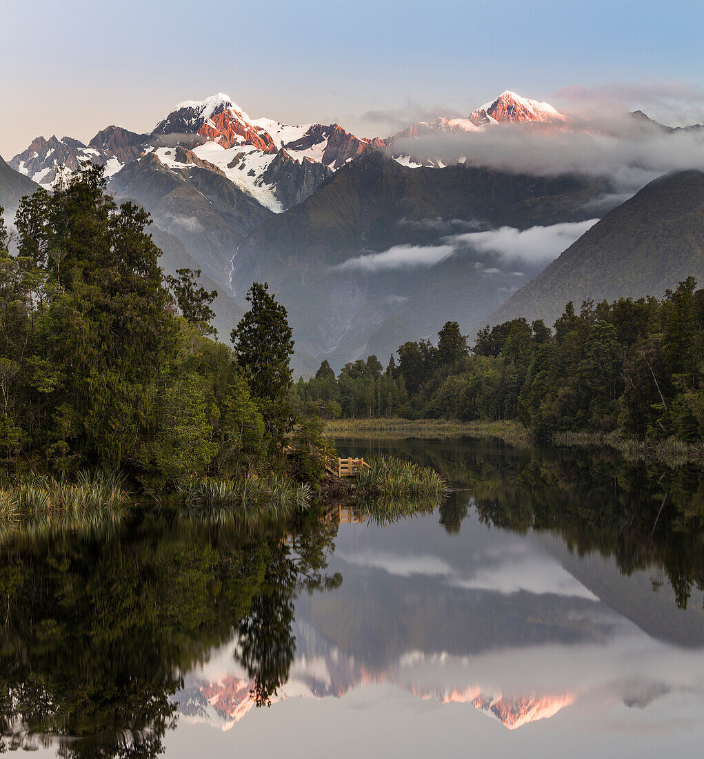 Spiegelung im Wasser, Lake Matheson, Mount Cook, Mount Tasman, Westland Tai Poutini National Park, Westküste, Südinsel, Neuseeland, Ozeanien