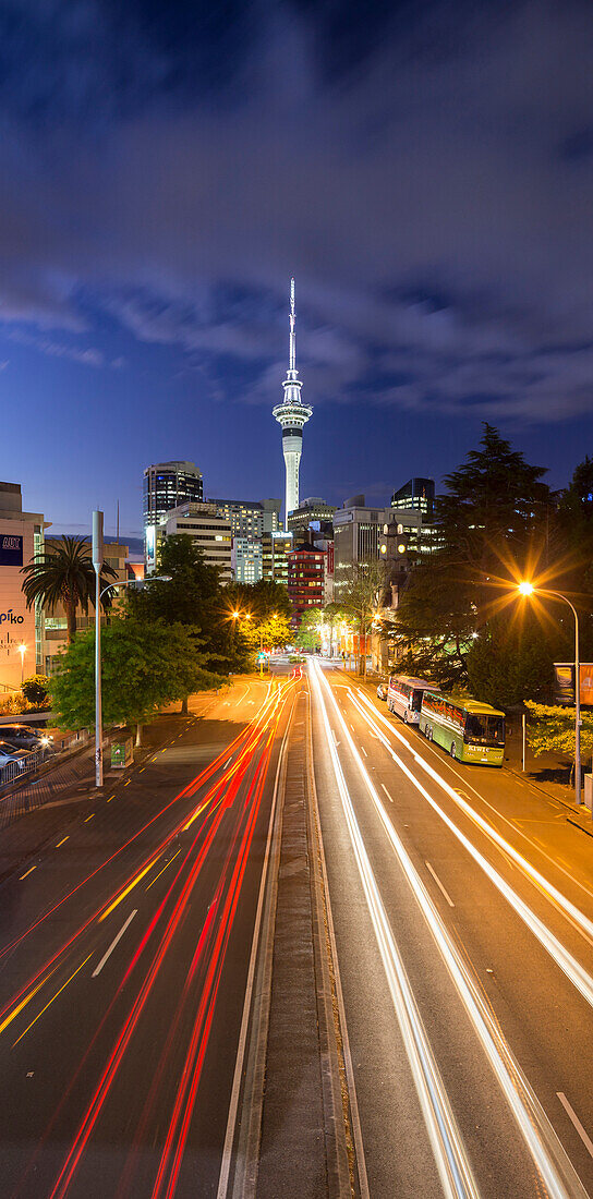 Auckland bei Nacht, Sky Tower im Hintergrund, Nordinsel, Neuseeland, Ozeanien