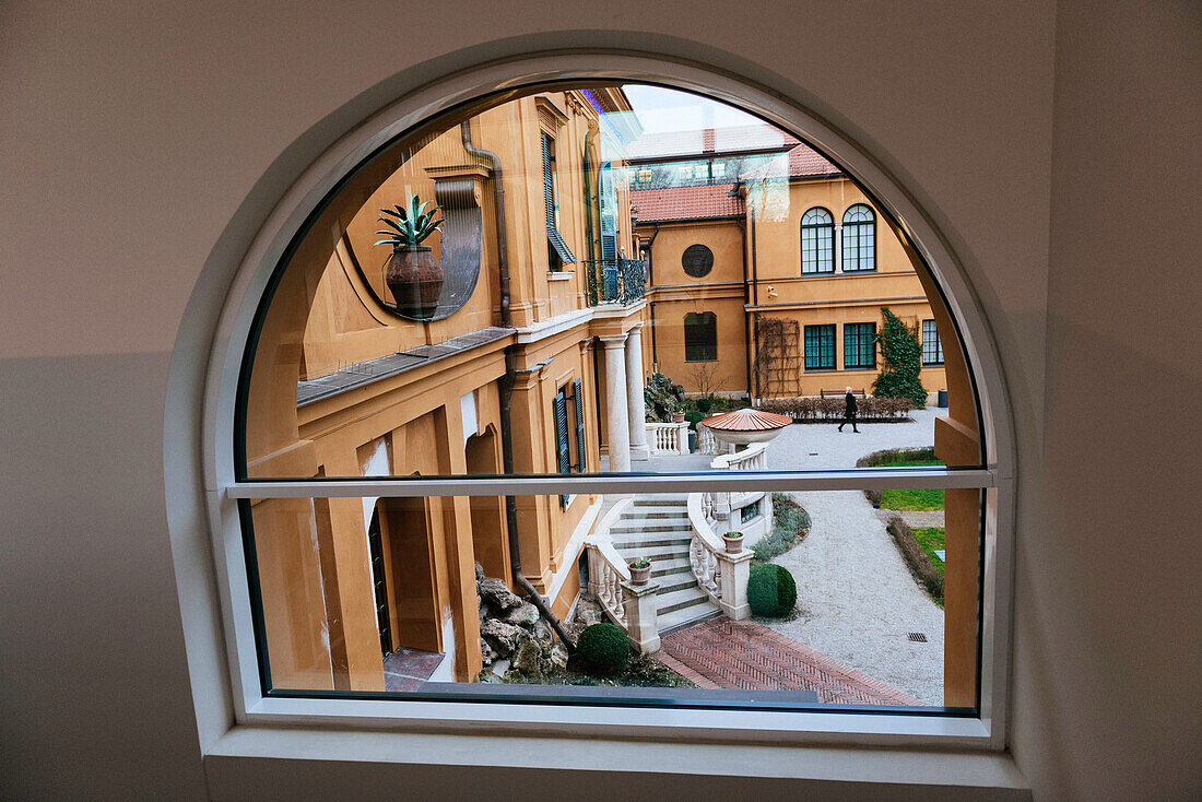 Blick durchs Fenster auf den Garten im Italienischen Stil des Lenbauchhaus, München
