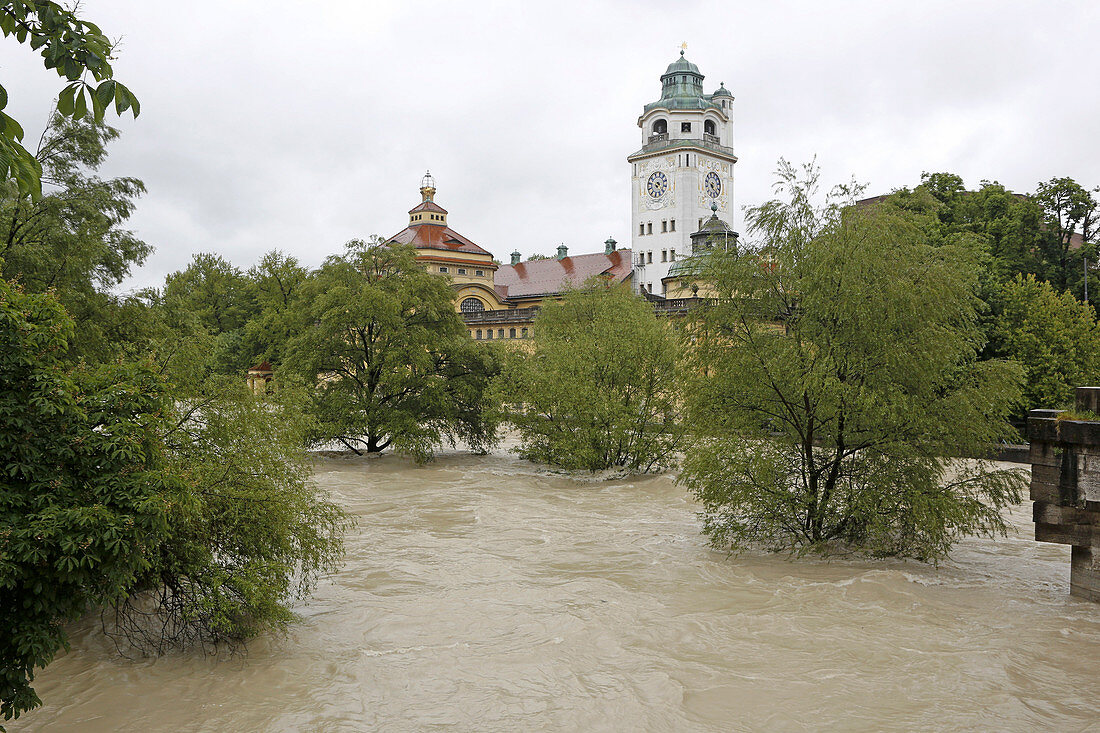 Hochwasser an der Isar mit Müllersches Volksbad, Lehel, München, Oberbayern, Bayern, Deutschland