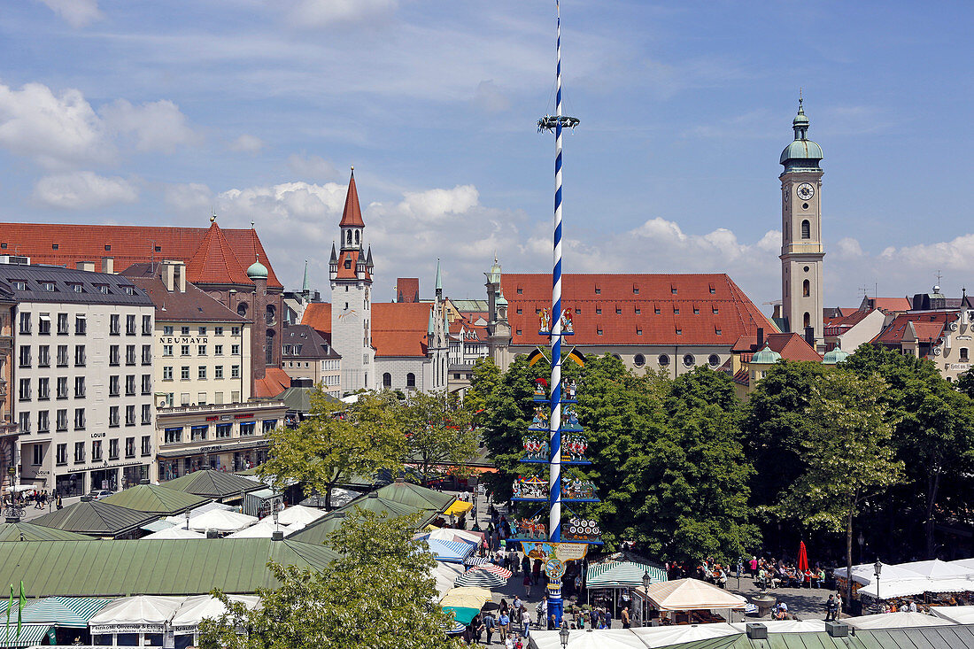 Blick über den Viktualienmarkt mit dem Turm des Alten Rathaus und Heilig-Geist-Kirche, München, Oberbayern, Bayern, Deutschland
