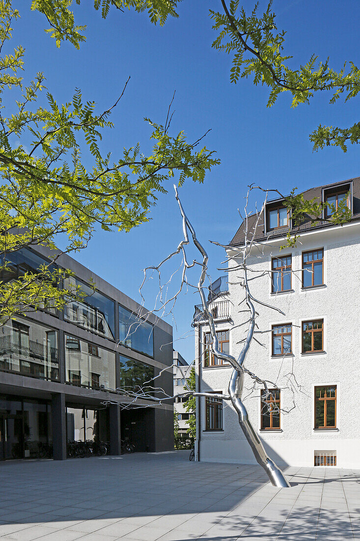 Bürogebäude der Münchner Rück mit Skulptur ''Discrepancy'' von Roxy Paine, Mandlstrasse, Schwabing, München, Oberbayern, Bayern, Deutschland