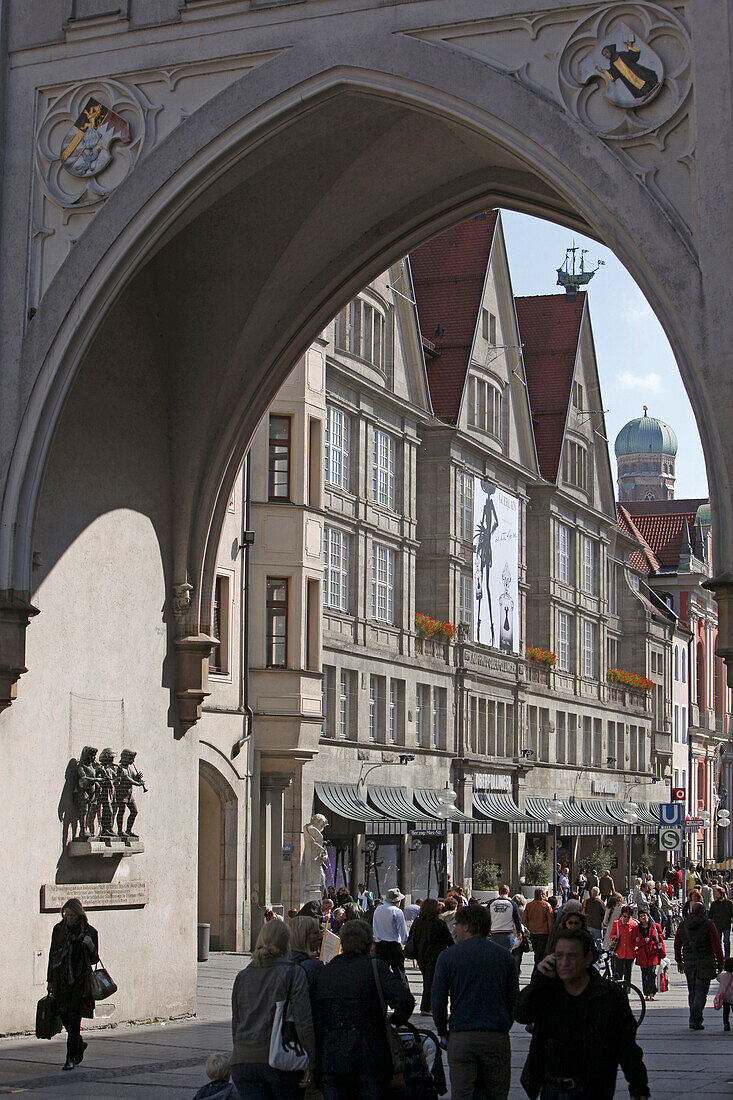 Blick durch das Karlstor auf den Karstadt, Haus Oberpollinger, Karlsplatz, Stachus, München, Oberbayern, Bayern, Deutschland