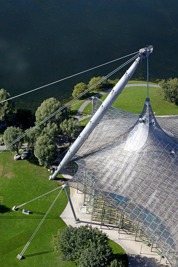 Zeltdach der Olympiahalle und Olympiasee, Olympiapark, München, Oberbayern, Bayern, Deutschland