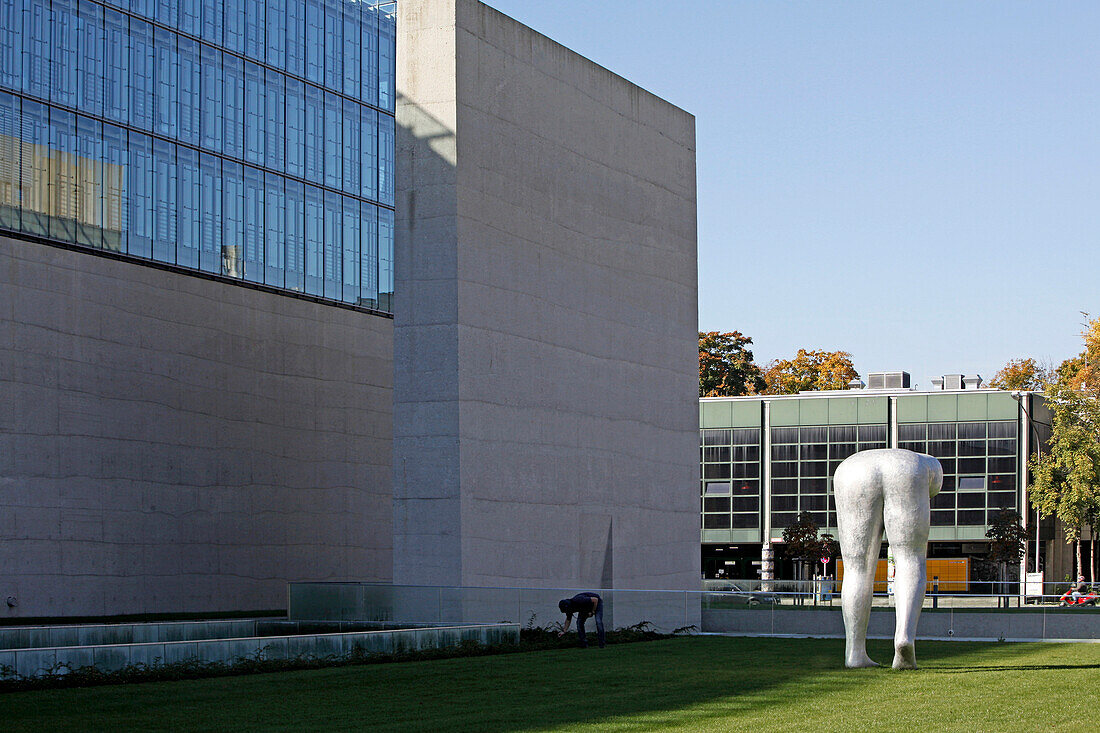 Present continuous statue by Henk Visch and facade of the Egyptian collection, Munich, Upper Bavaria, Bavaria, Germany