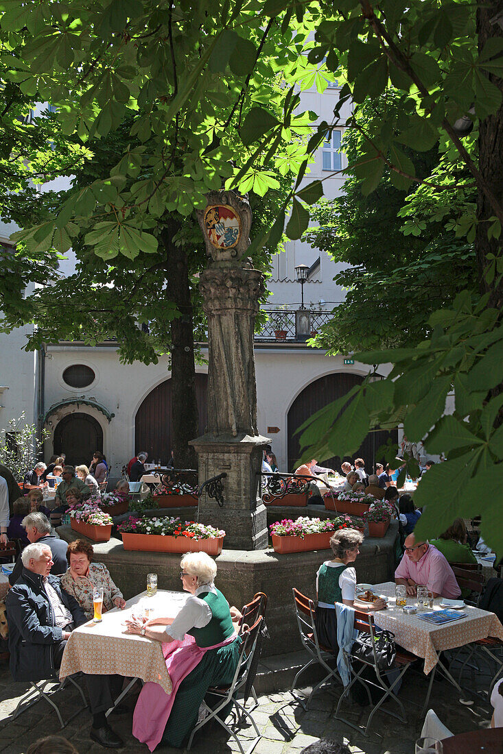 Beer garden in the court yard of the Hofbraeuhaus, Munich, Upper Bavaria, Bavaria, Germany