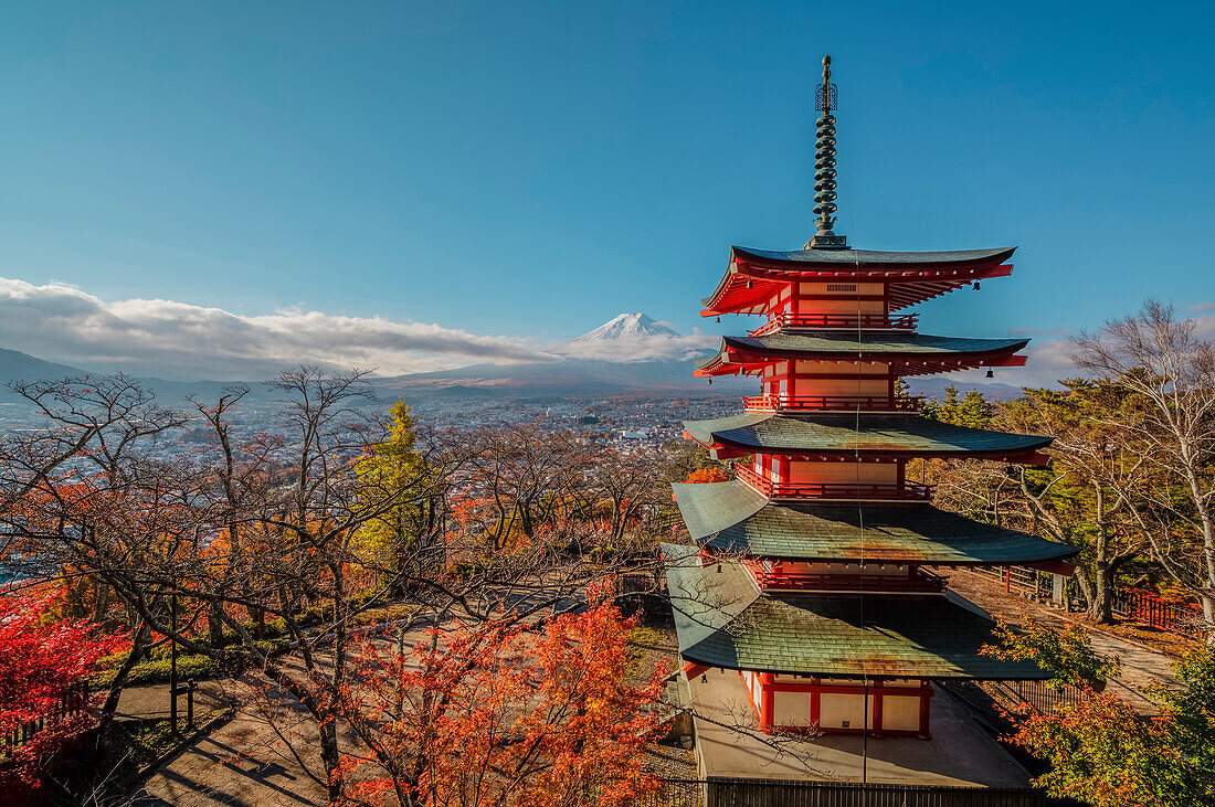 Berg Fuji und Chureito Pagode im Herbst, Fujiyoshida, Yamanashi Präfektur, Japan