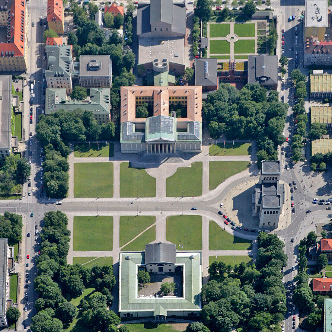 Königsplatz mit Glyptothek (unten), Antikensammlung (Mitte) und Benediktinerabtei St. Bonifaz (oben), Maxvorstadt, München, Oberbayern, Bayern, Deutschland