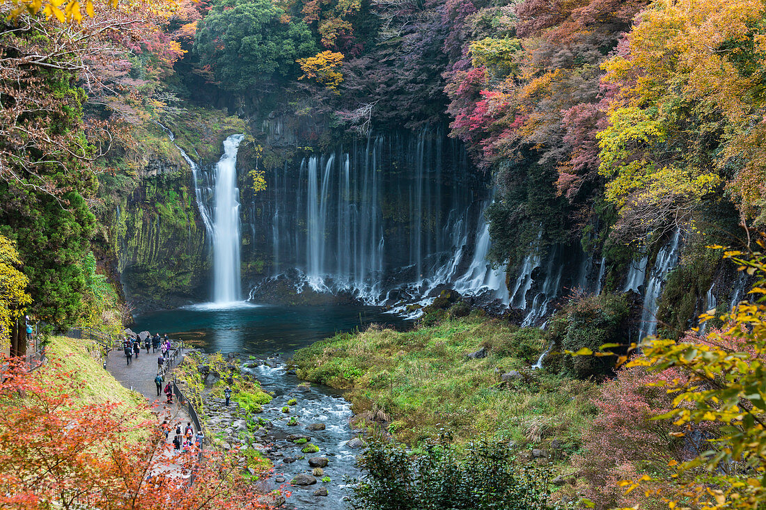 Shiraito Wasserfälle mit Touristen von oben im Herbst, Fujinomiya, Shizuoka Präfektur, Japan