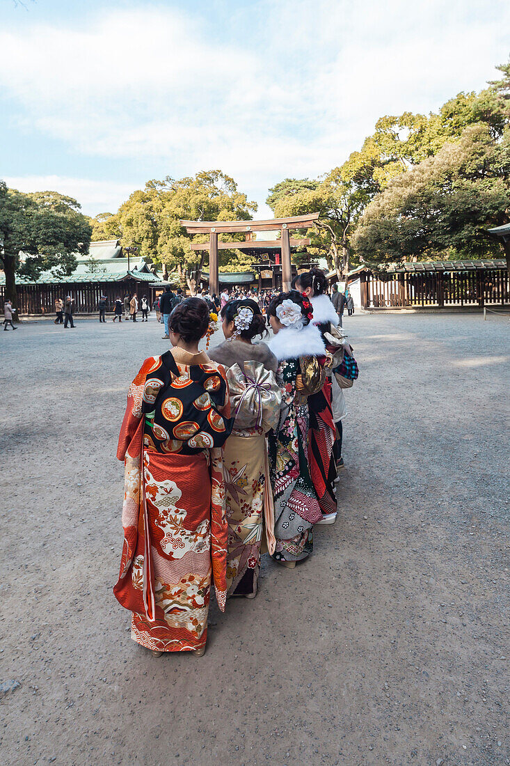 'Vier junge japanisch Frauen bekleidet mit traditionellem Kimono am Tag ''Seijin-no-hi'' vor dem Meiji Schrein, Shibuya, Tokio, Japan'