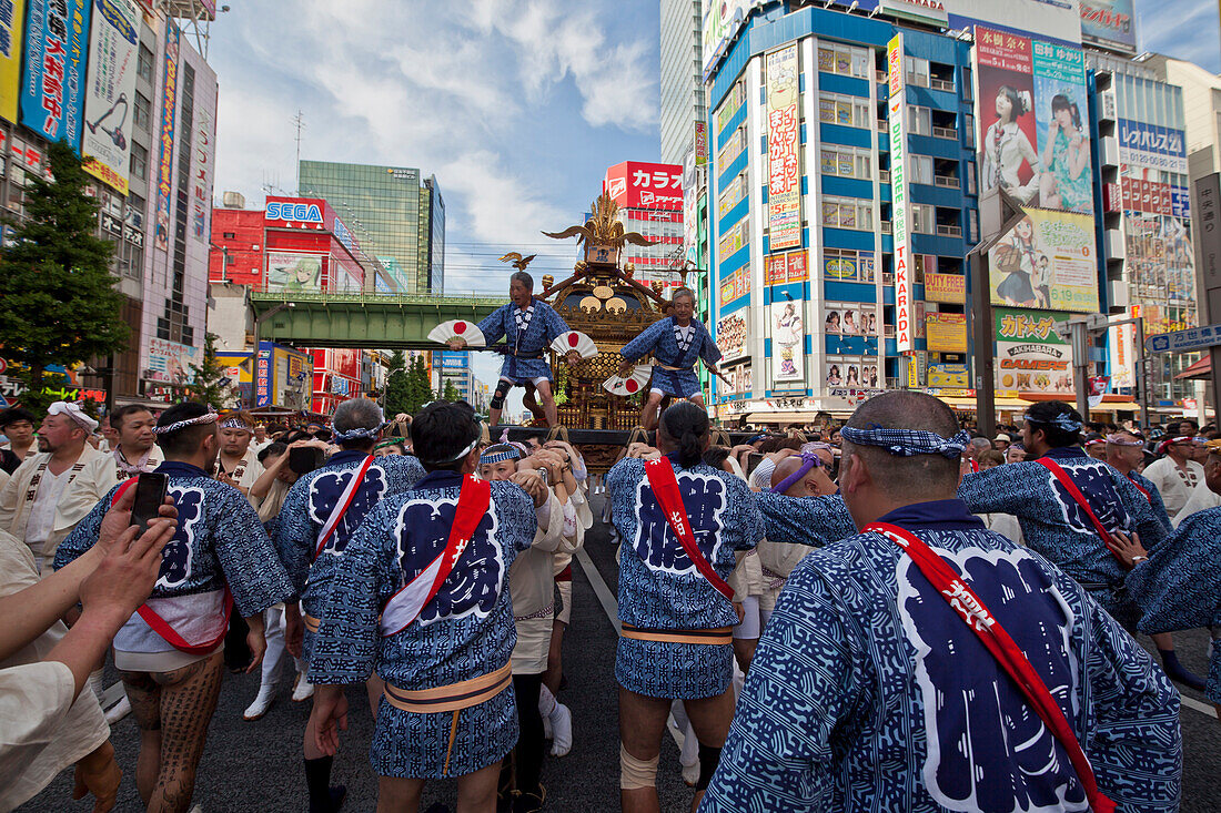 Japaner im indigoblauem Yukata und Trageschrein während des Kanda Festival, Akihabara, Tokio, Japan