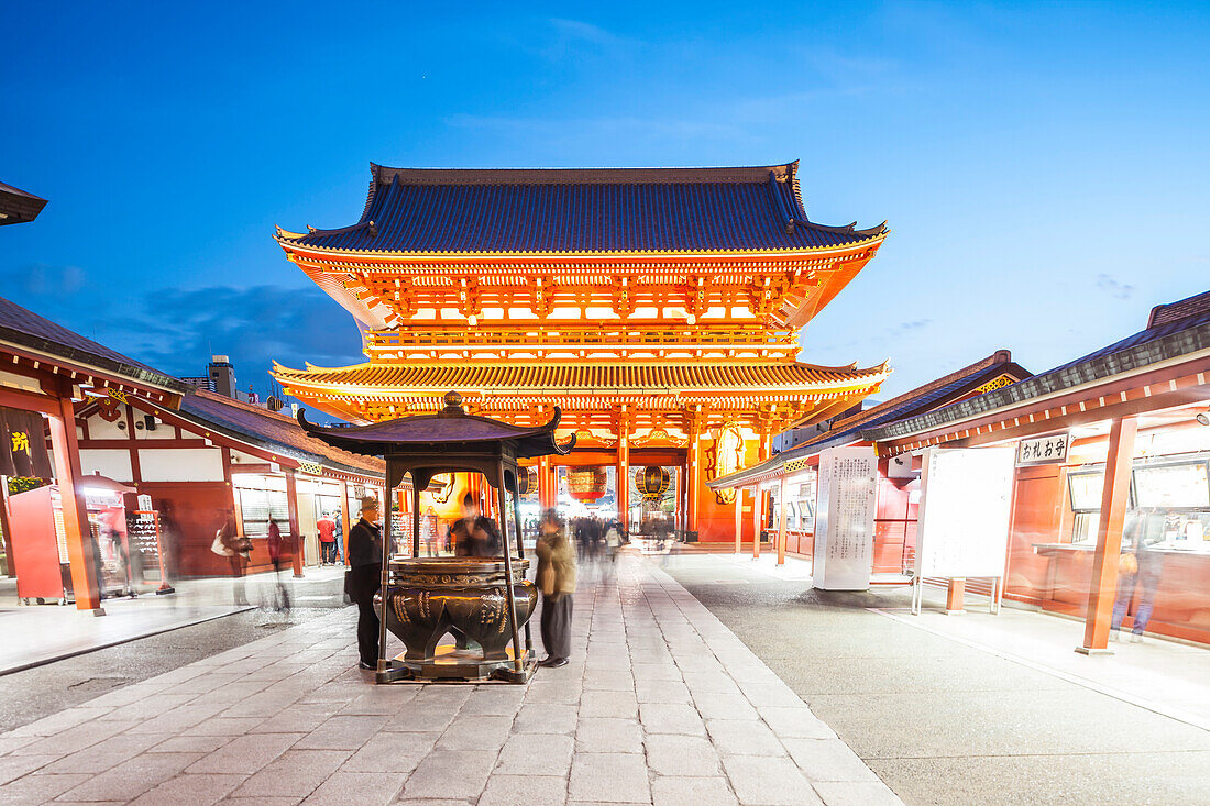 Am Senso-ji Tempel während der blauen Stunde, Asakusa, Tokio, Japan