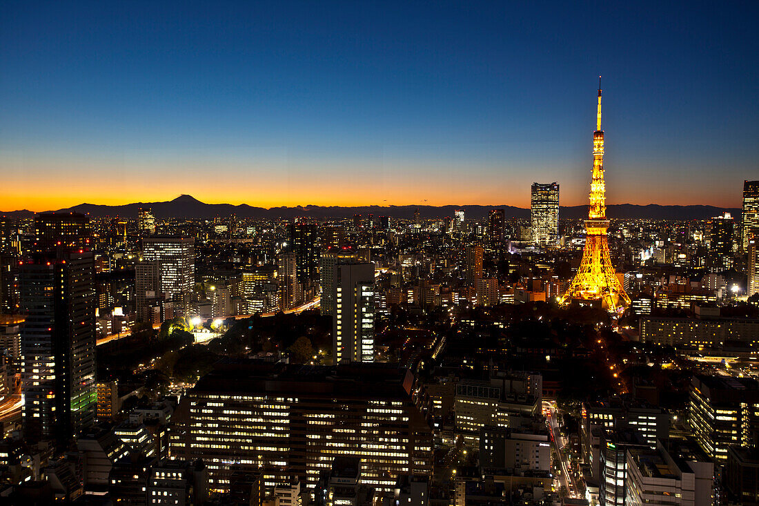 Berg Fuji, Roppongi und Tokyo Tower nach Sonnenuntergang vom World Trade Center Building gesehen, Hamamatsucho, Minato-ku, Tokio, Japan