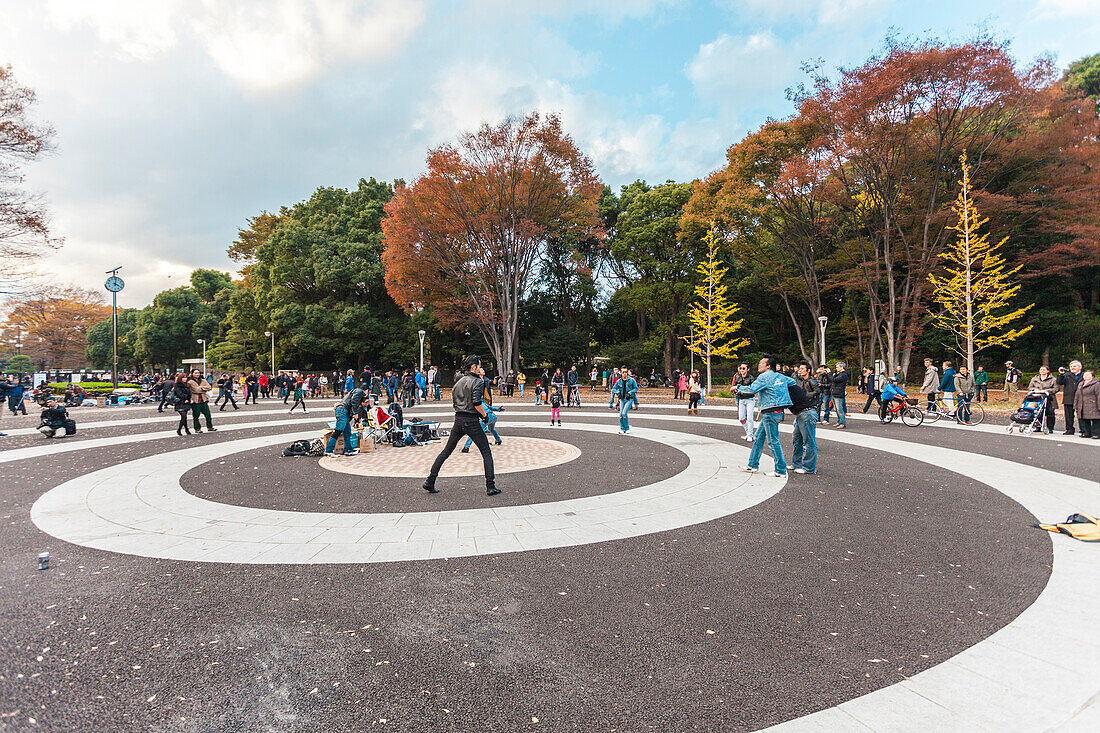 Elvis-Doubles tanzen am Eingang zum Yoyogi Park, Shibuya, Tokio, Japan