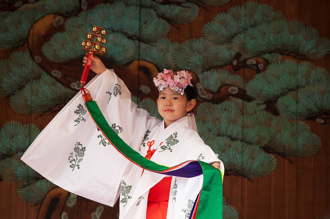 Mädchen bei Vorführung eines Tanz in traditioneller Kleidung während des Sanja Matsuri im Asakusa, Taito-ku, Tokio, Japan