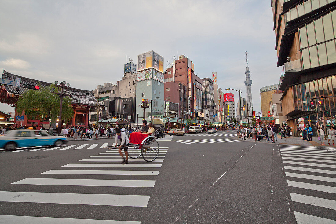 Modernes Taxi und Taxi in Stil von Edo an Kreuzung vor dem Kaminari-mon in Asakusa, Taito-ku, Tokio, Japan