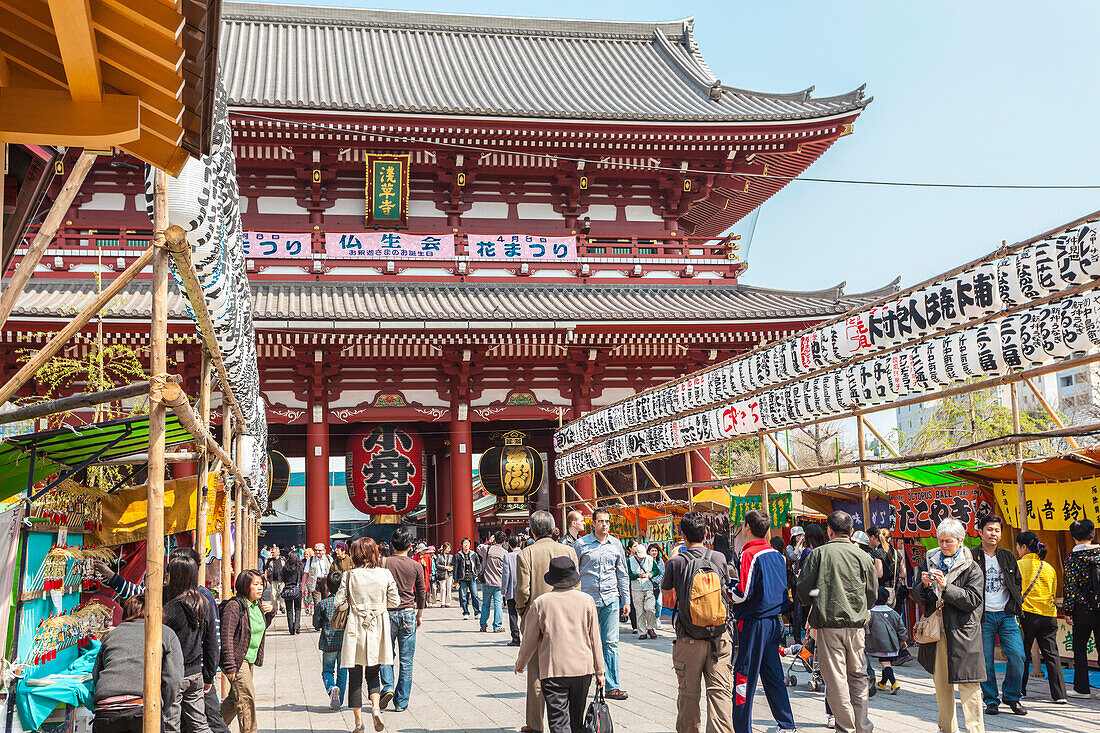 Straße Nakamise vorm Tempel Senso-ji dekoriert während eines Festivals in Asakusa, Taito-ku, Tokio, Japan