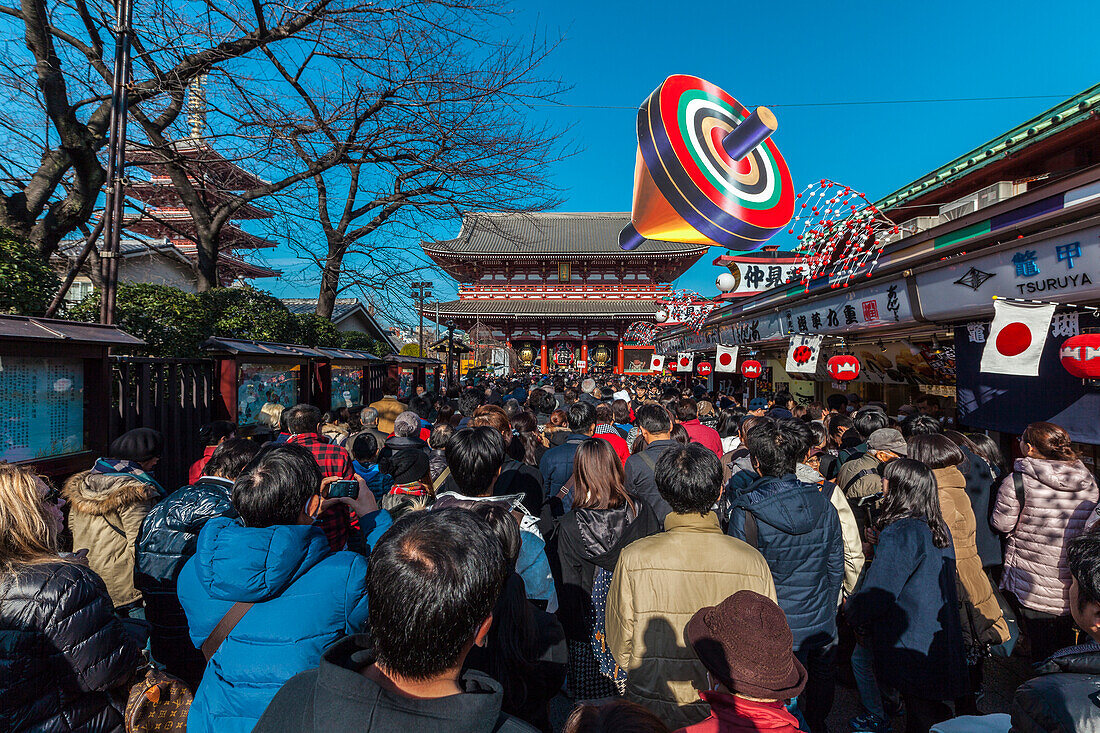 Menschenmenge vorm Tempel Senso-ji in Asakusa während des Neujahr, Taito-ku, Tokio, Japan