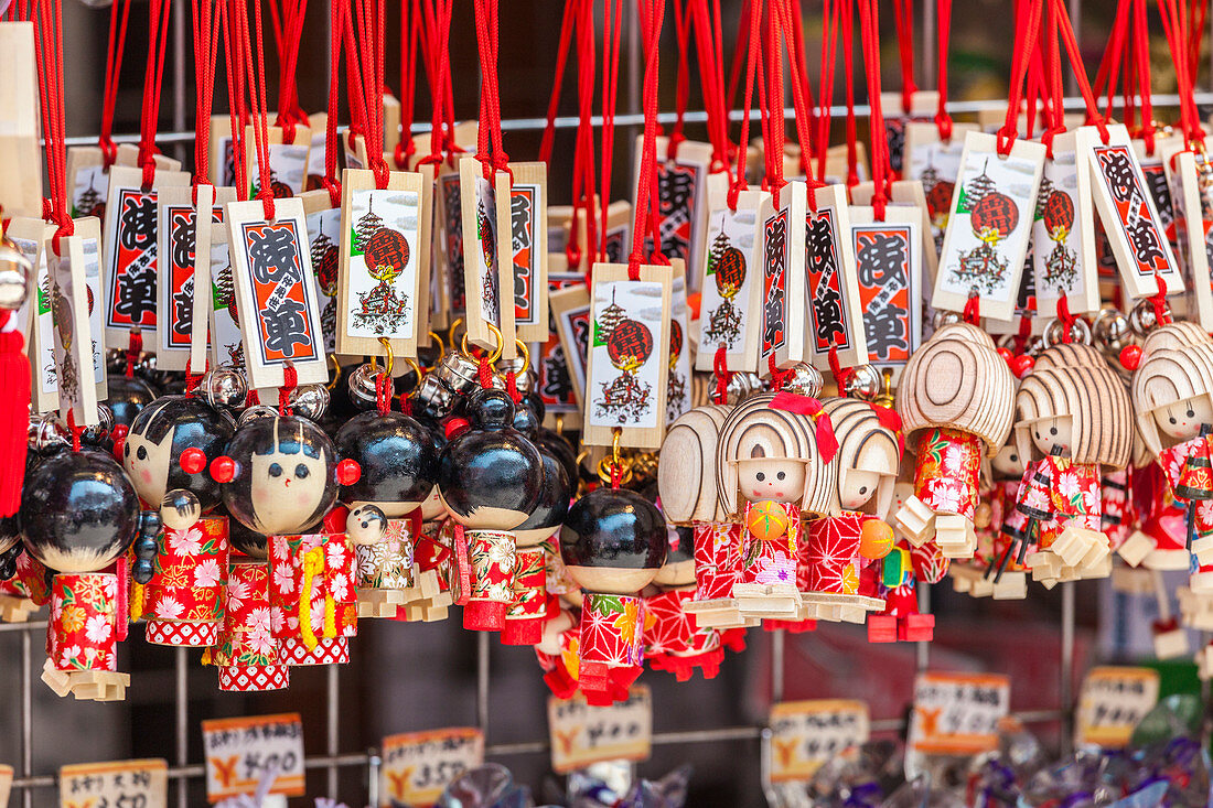 Kleine hölzerne Puppen im Geschäft für Andenken an der Nakamise Straße vorm Senso-ji in Asakusa, Taito-ku, Tokio, Japan