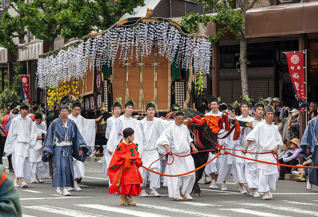 Von einem Ochsen gezogenes und mit Blumen verziertes Fuhrwerk während des Aoi Matsuri in Kyoto, Japan