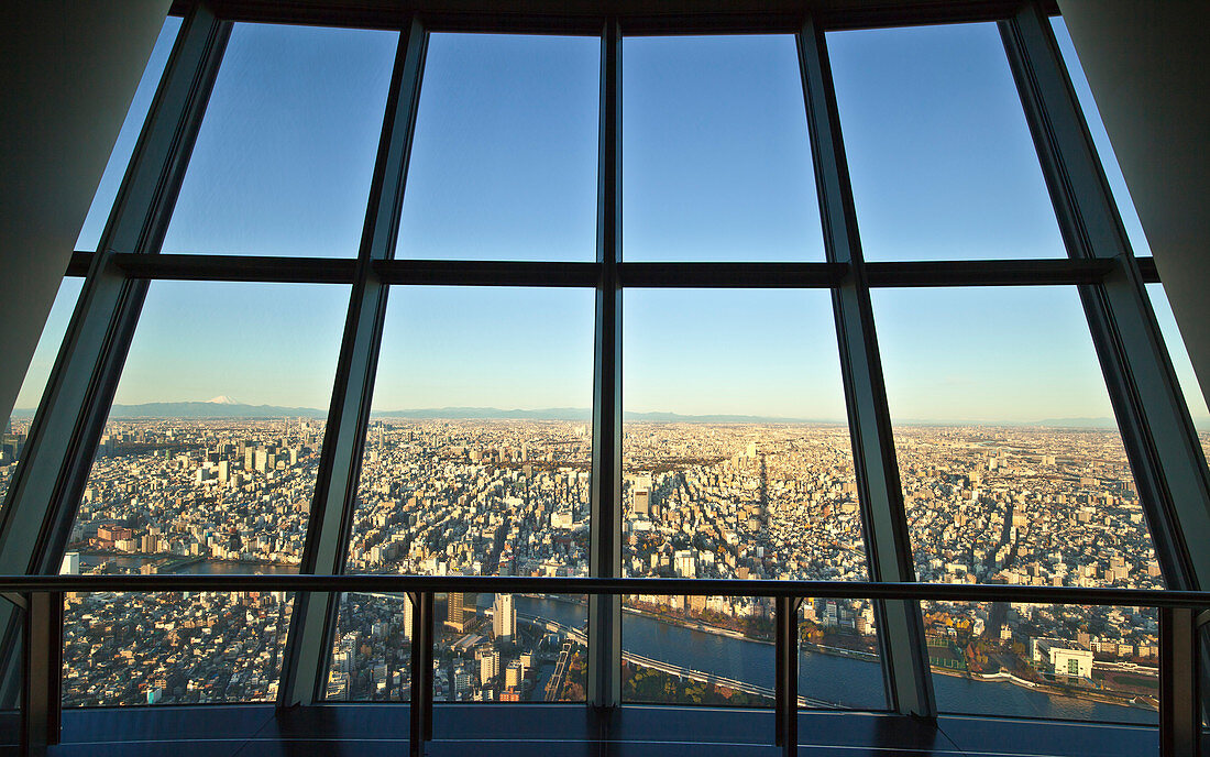 Tokio mit Sumida Fluss und Berg Fuji gesehen durch Fenster des Tokyo Skytree, Sumida-ku, Tokio, Japan