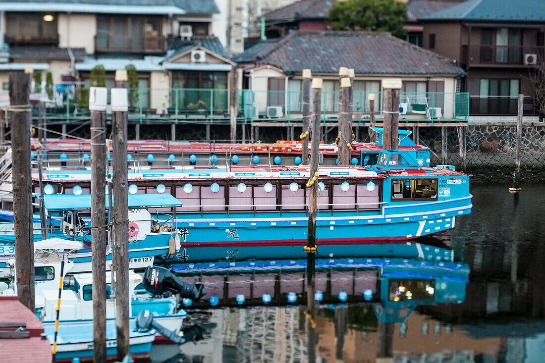 Nostalgische Vergnügungsboote mit Laternen in Kita-Shinagawa, Shinagawa, Tokio, Japan