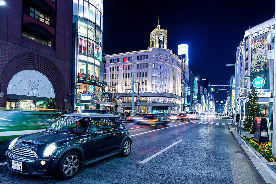 Kreuzung mit Autos am Wako Building in der Ginza während der blauen Stunde, Chuo-ku, Tokio, Japan