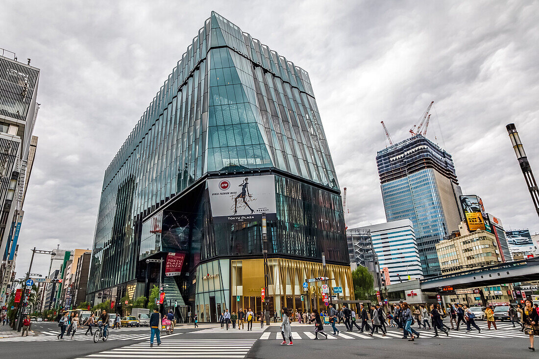 Kreuzung mit Fußgängern am Tokyu Plaza Ginza an wolkigem Tag, Ginza, Chuo-ku, Tokio, Japan