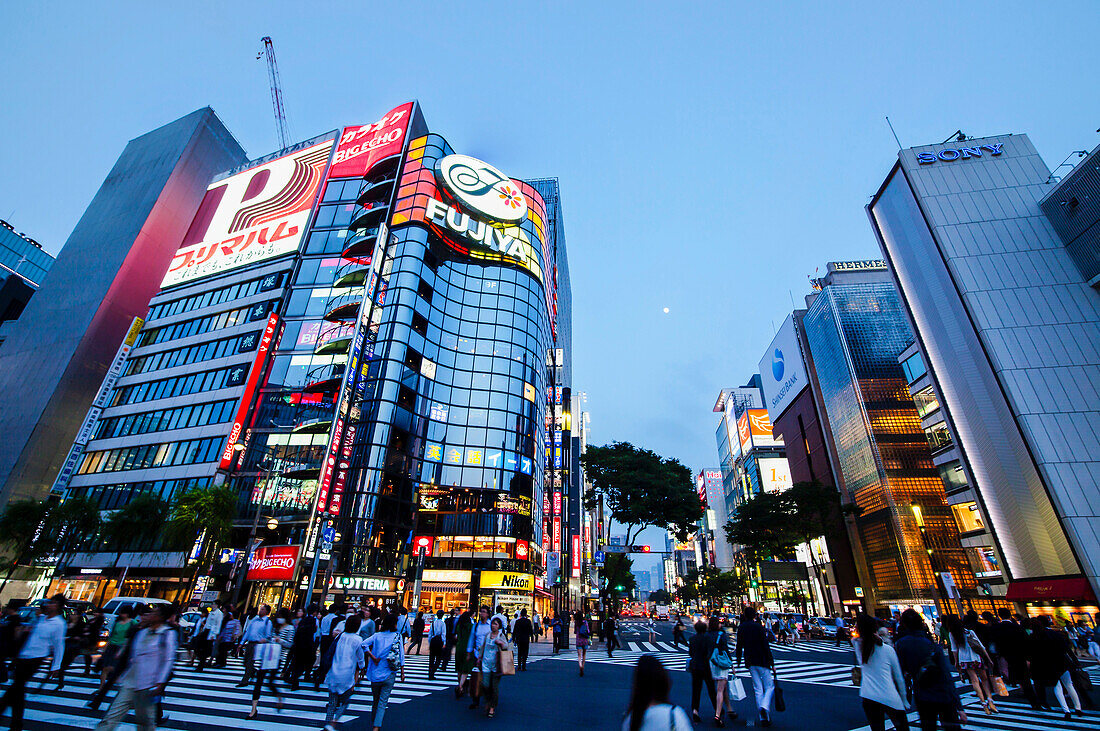 Sukiyabashi Kreuzung mit Fußgängern in der Ginza zur blauen Stunde, Chuo-ku, Tokio, Japan