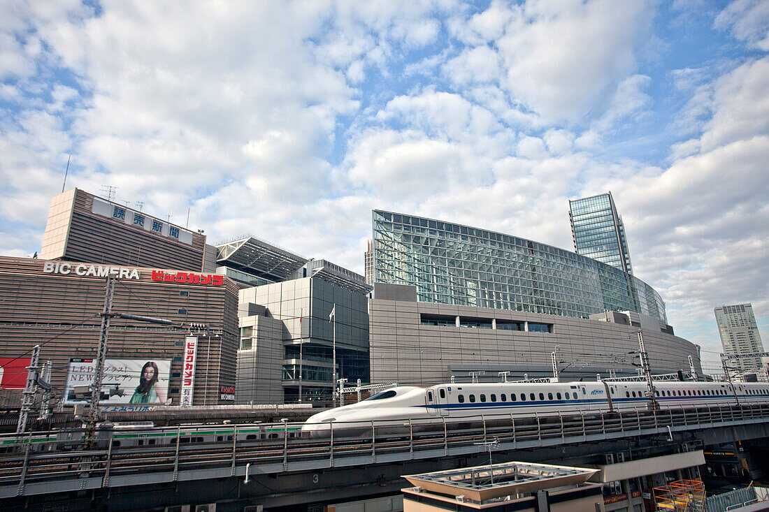 Tokyo International Forum mit Shinkansen am Yurakucho Bahnhof, Chiyoda-ku, Tokio, Japan