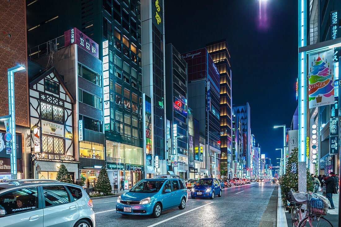 Autos in der Ginza zu Weihnachten und blauer Stunde, Chuo-ku, Tokio, Japan
