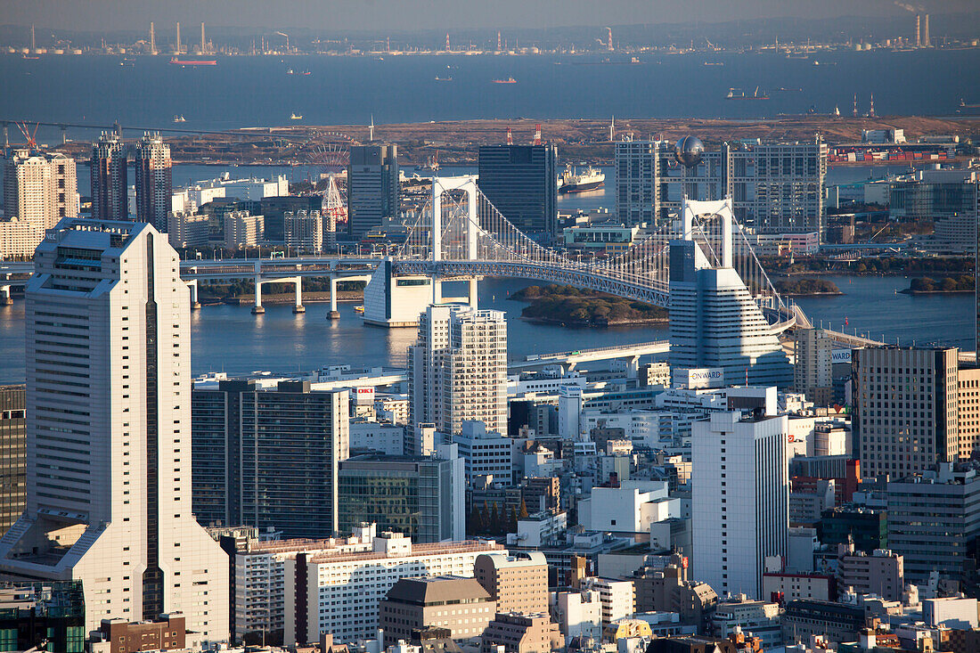 Großaufnahme von Chiba, Odaiba, Bucht und Rainbow Bridge, Minato-ku, Tokio, Japan