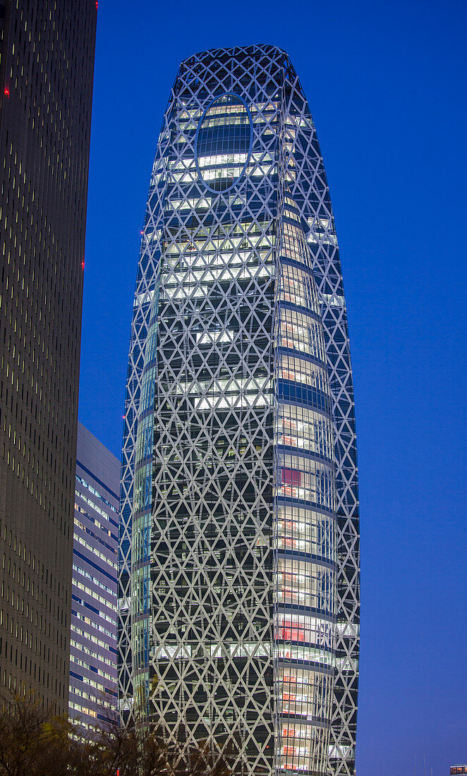 Mode Gakuen Cocoon Tower zur blauen Stunde, Shinjuku, Tokio, Japan
