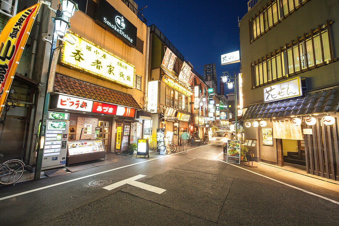 Restaurants in der Nähe des Shinjuku Suehirotei bei Nacht, Shinjuku, Tokio, Japan