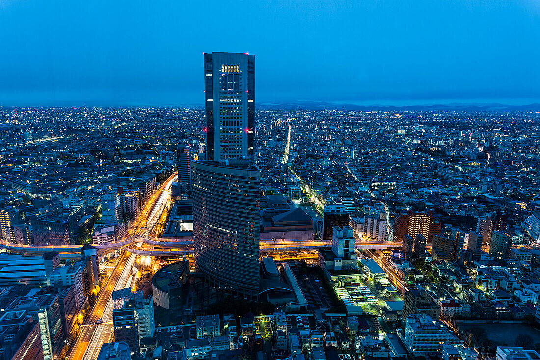Opera City gesehen vom Park Hyatt zur blauen Stunde, Shinjuku, Tokio, Japan