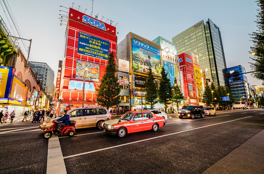 Chuo-Dori mit Taxi nahe der Sobu Eisenbahnlinie in Akihabara, Chiyoda-ku, Tokio, Japan