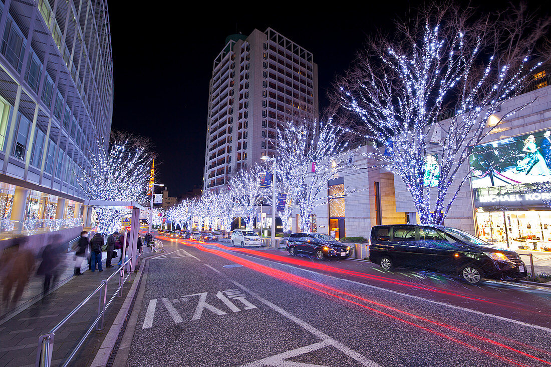 Langzeitbelichtung der Keyakizaka mit wartenden Personen und parkenden Autos mit Weihnachtsbeleuchtung bei Nacht, Roppongi, Minato-ku, Tokio, Japan