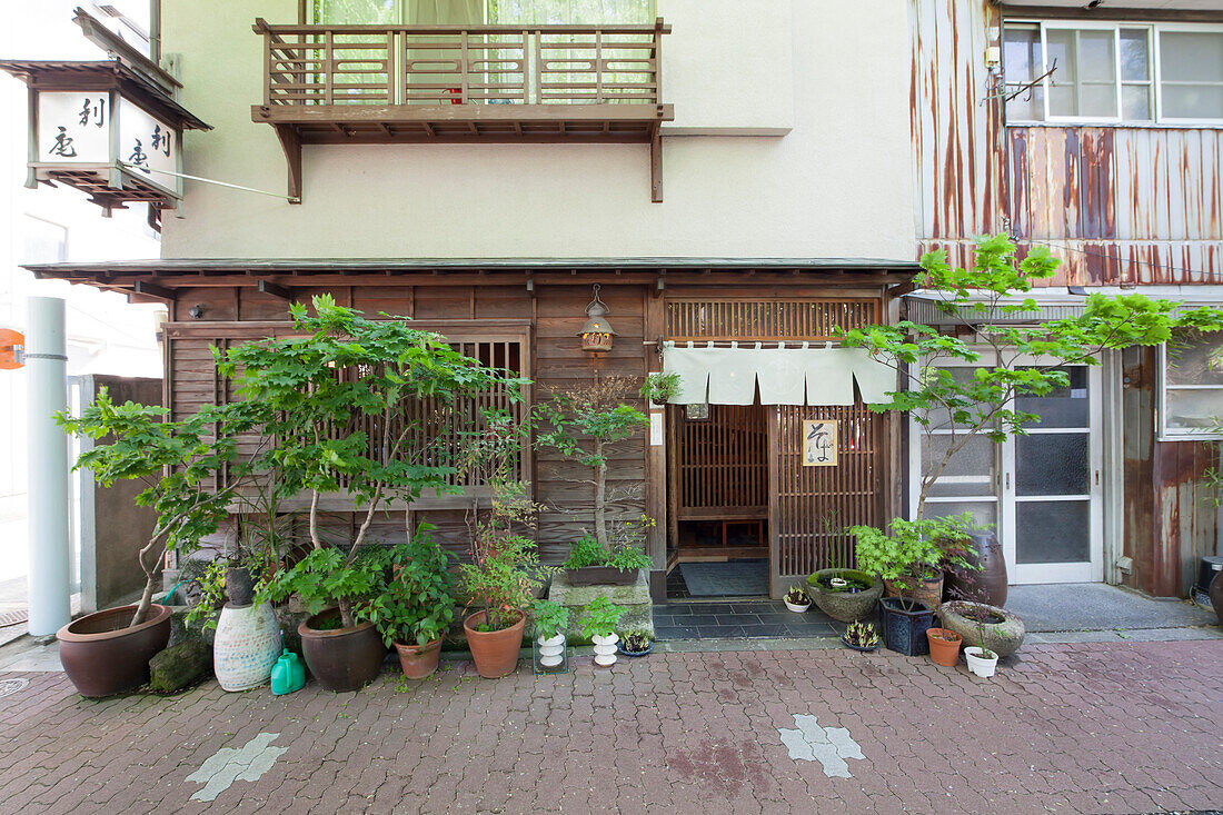 Soba-Restaurant in altem traditionellen Holzhaus in Shirokanedai, Minato-ku, Tokio, Japan