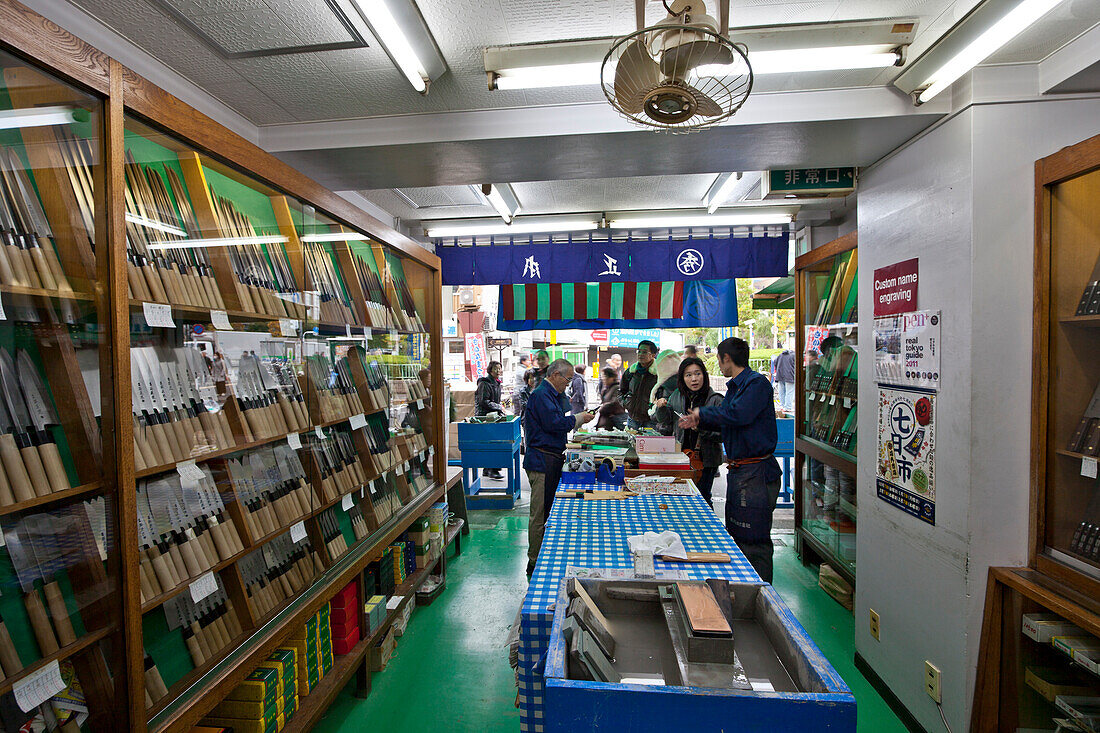 Frau kauft ein Messer im Laden Masamoto im Tsukiji Außenmarkt, Chuo-ku, Tokio, Japan