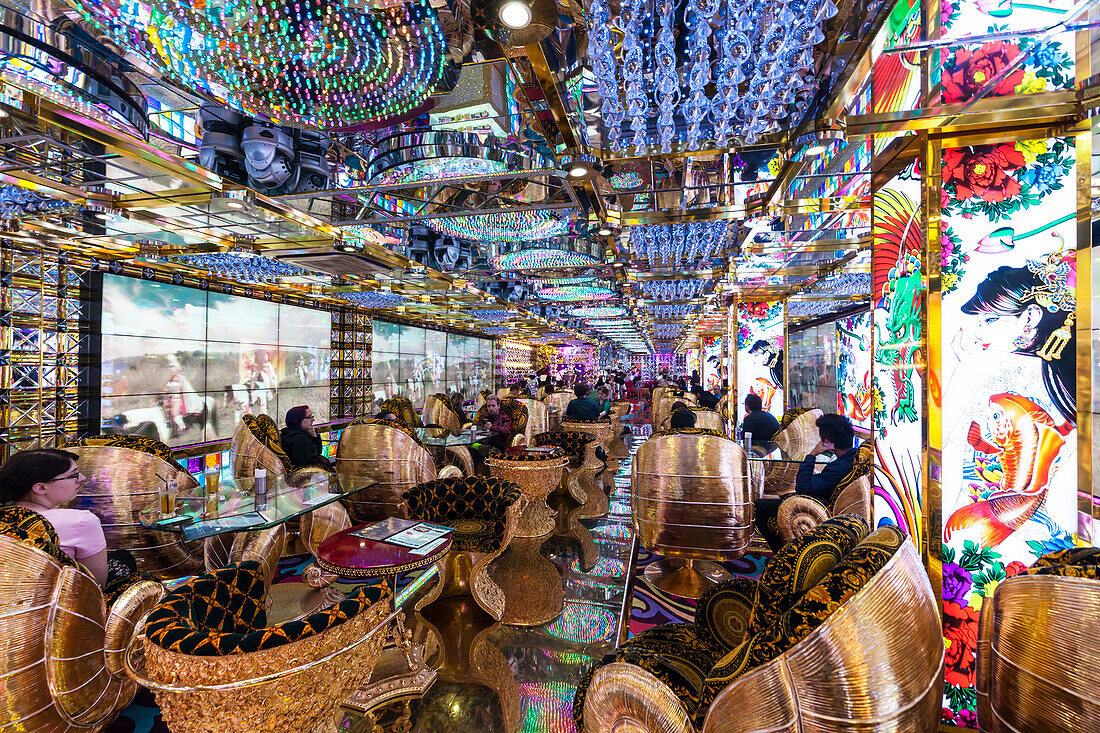 Innenaufnahme mit ausländischen Touristen im Robot Restaurant Shinjuku, Tokio, Japan