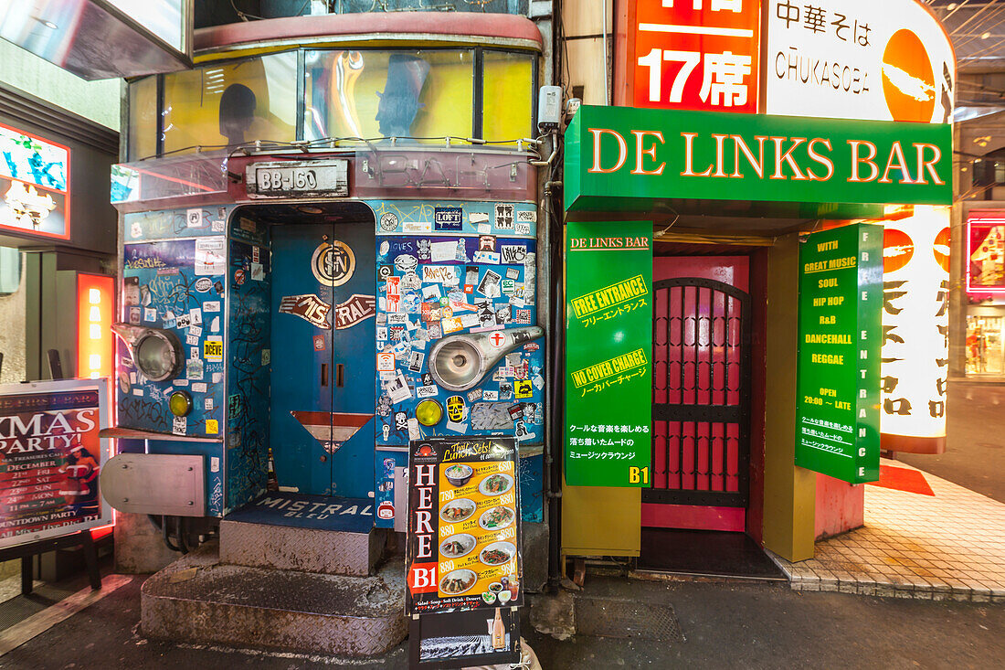 Eingang zu zwei kleinen Bars in Roppongi, Minato-ku, Tokio, Japan