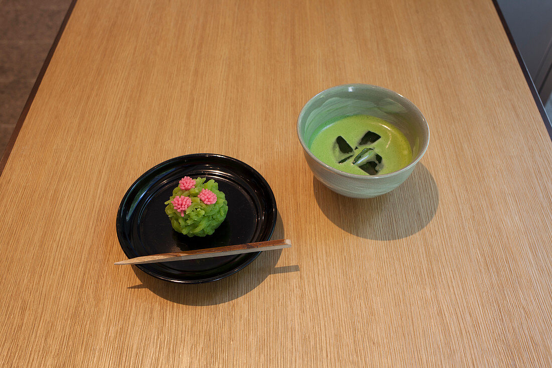 Süßigkeit Wagashi in der Form von Azaleen und kalter Matcha Tee, Nihonbashi, Chuo-ku, Tokio, Japan