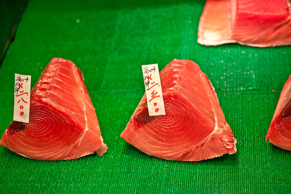 Teile vom Thunfisch am Fischgroßmarkt in Tsukiji, Chuo-ku, Tokio, Japan