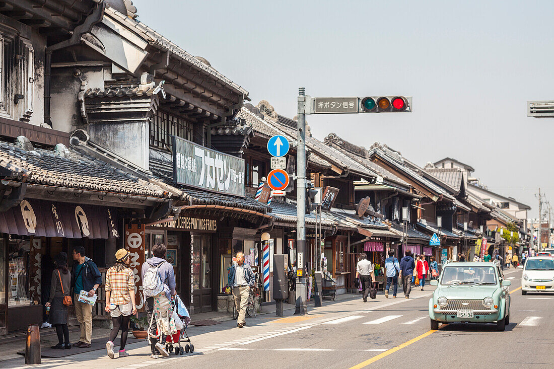 'Geschäfte und Touristen entlang der Kurazukuri Straße genannt ''Klein Edo'' in Kawagoe, Saitama Präfektur, Japan'