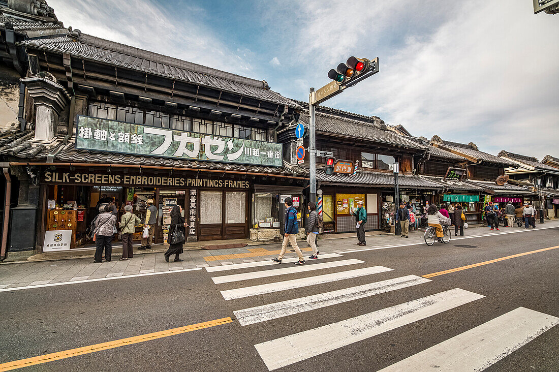 'Geschäfte und Touristen entlang der Kurazukuri Straße genannt ''Klein Edo'' in Kawagoe, Saitama Präfektur, Japan'