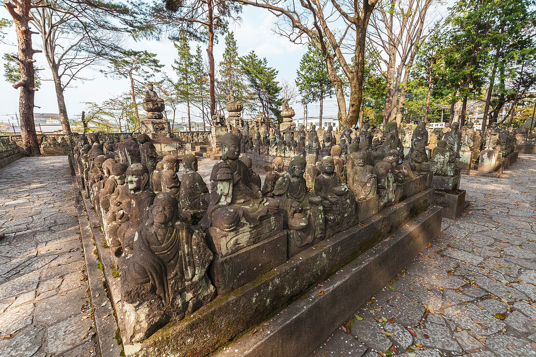 Steinfiguren am Kitain Tempel, Kawagoe, Saitama Präfektur, Japan